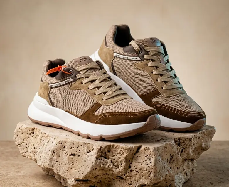 Cuero curtido y herramientas de taller: la materia prima del calzado artesanal de Orbe Shoes